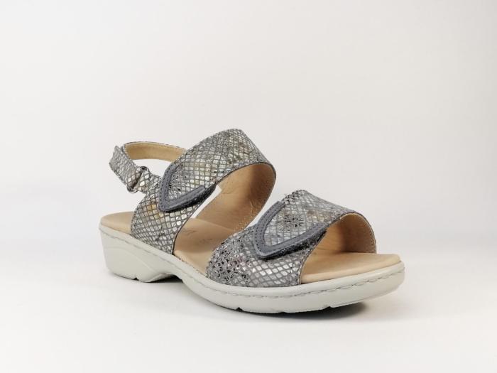 nu pied en cuir