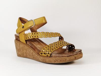 Sandale femme en destockage TAMARIS 28022 compense en cuir jaune