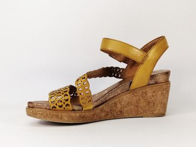 Sandale femme en destockage TAMARIS 28022 compensée en cuir jaune