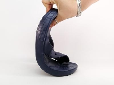 Tong CROCS homme destockage 207713 marine à pas cher grande taille confortable