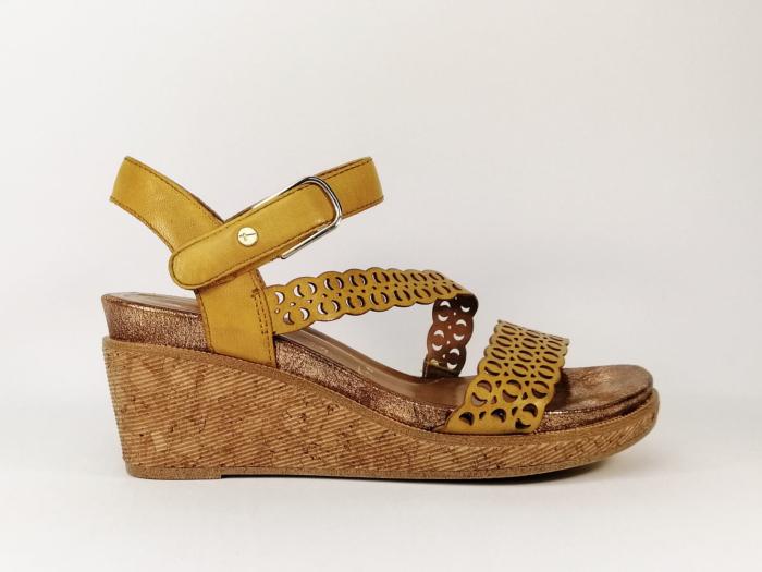 Sandale femme en destockage TAMARIS 28022 compensée en cuir jaune