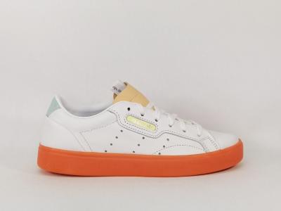 Basket ADIDAS femme sleek cuir blanc orange en destockage à pas cher