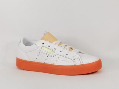 Basket ADIDAS sleek cuir blanc orange femme en destockage à pas cher