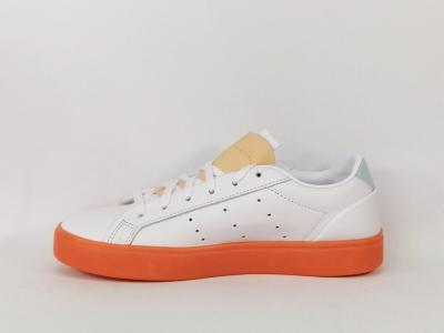 Basket ADIDAS sleek cuir blanc orange femme en destockage à pas cher