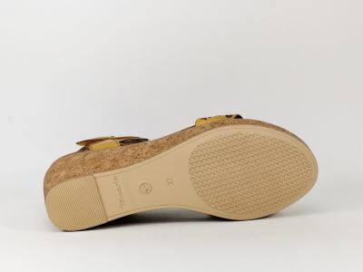 Sandale femme en destockage TAMARIS 28022 compensée en cuir jaune