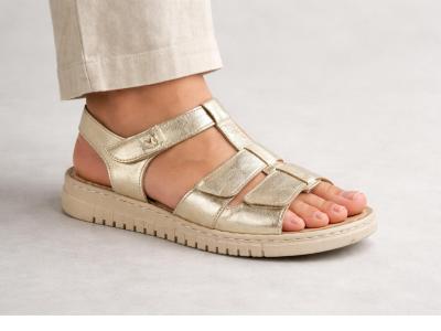 Sandale femme confortable chic à scratch cuir doré largeur G destockage CAPRICE 28102