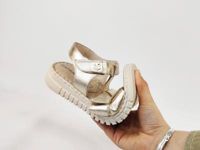 Sandale femme confortable chic à scratch cuir doré largeur G destockage CAPRICE 28102