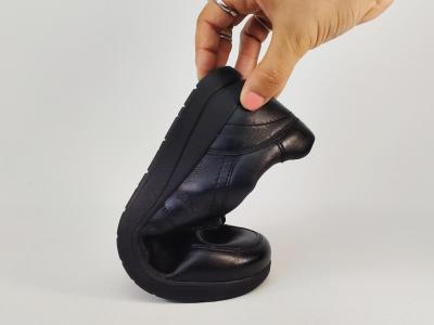 Chaussures femme pieds larges à scratch cuir noir largeur K confortable CAPRICE 24756