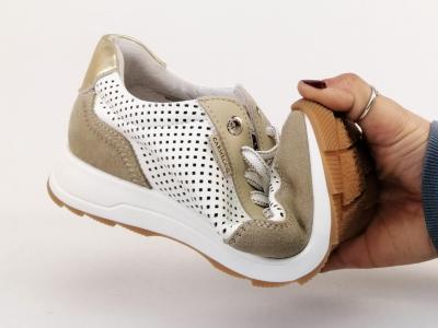 Sneakers femme cuir blanc beige confortable et tendance en destockage CARMELA 162151 à pas cher