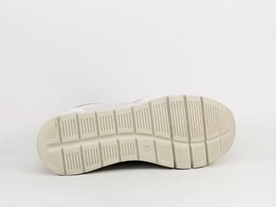 Chaussure femme pied large basket chic et confortable en cuir blanc CAPRICE 23725 largeur H