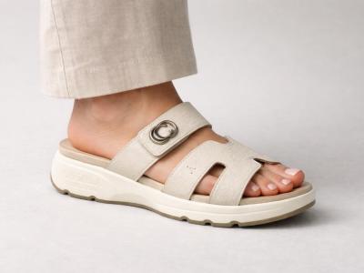 Mule compensée femme cuir beige chic confortable à scratch destockage CARMELA 162330 à pas cher