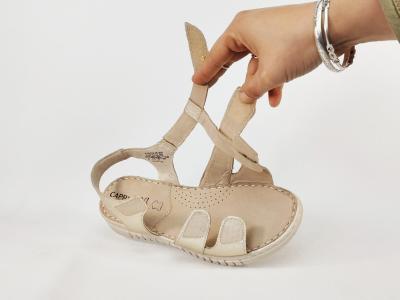 Sandale femme confortable chic à scratch cuir doré largeur G destockage CAPRICE 28102
