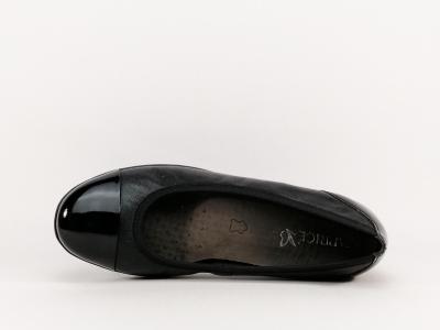 Ballerine confort en cuir noir CAPRICE 22103 largeur G pour femme