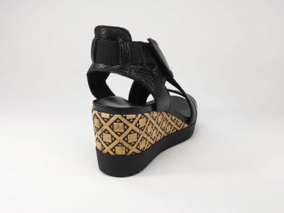 Sandale compensée en cuir noir pour femme en destockage AEROSOLES Lets go