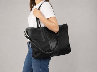 Grand sac bandoulière femme chic noir en destockage REFRESH 183390 pas cher