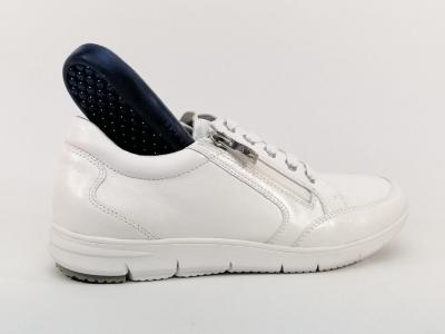 Tennis confort cuir souple blanc CAPRICE 23754 largeur G femme