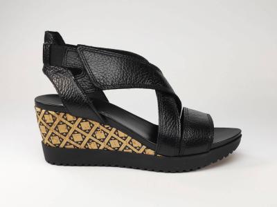 Sandale compensée en cuir noir pour femme en destockage AEROSOLES Lets go