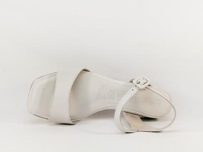 Sandale blanche chic à talon carré destockage TAMARIS 28265 en cuir femme