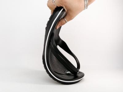 Tong CROCS homme destockage 11033 noire à pas cher grande taille confortable