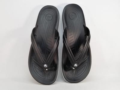 Tong CROCS homme destockage 11033 noire à pas cher grande taille confortable