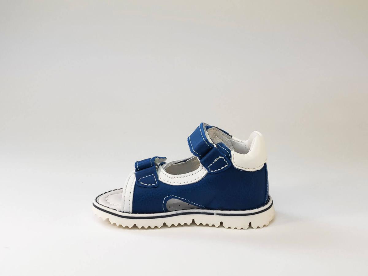nu pied en cuir