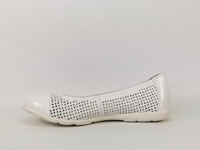 Ballerine confort en cuir blanc CAPRICE 22151 largeur G pour femme