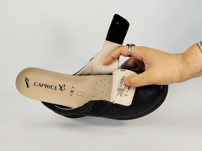 Chaussures femme pieds larges à scratch cuir noir largeur K confortable CAPRICE 24756