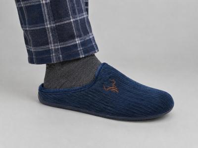 Pantoufle homme originale motif cerf confortable en velours CHIC & RELAX racerf marine