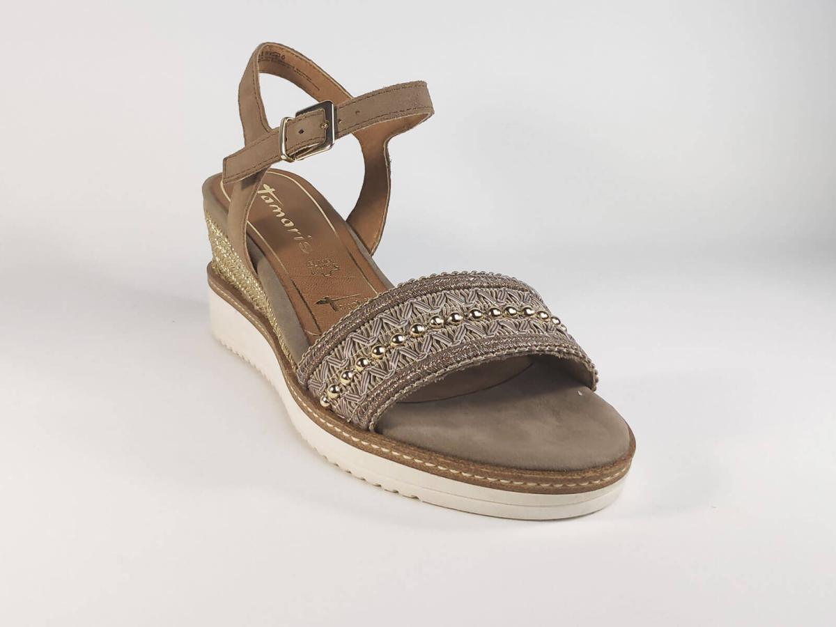nu pied en cuir