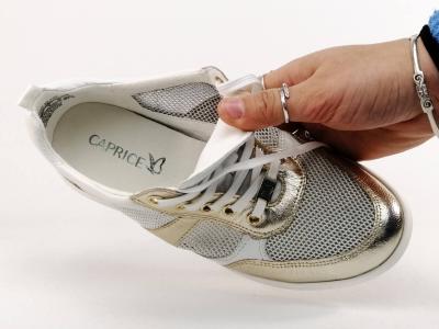 Basket de ville femme chic et confortable CAPRICE 23704 largeur G cuir blanc et or