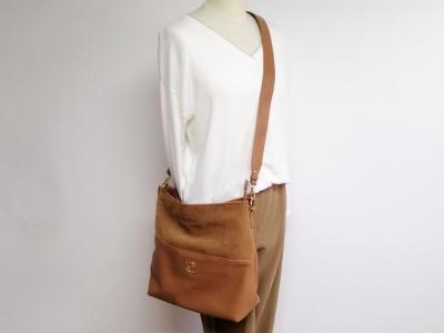 Grand sac bandoulière femme cabas camel en destockage CARMELA 186144 pas cher