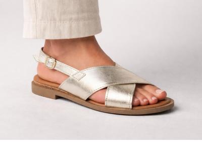 Sandales dorées femme plates croisées en cuir souple confortable et chic TAMARIS 28102