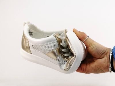 Basket de ville femme chic et confortable CAPRICE 23704 largeur G cuir blanc et or
