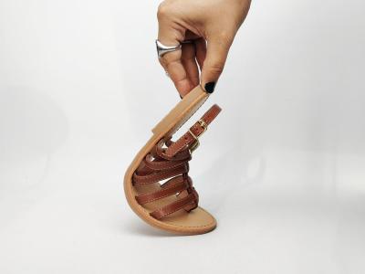 Sandale plate femme cuir camel en destockage TROPEZIENNES hika à pas cher avec entre-doigt